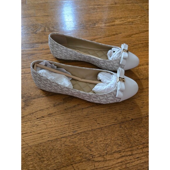 Michael Kors Womens Logo Andrea Ballet Flat Size 7.5M Vanilla - Picture 1 of 6